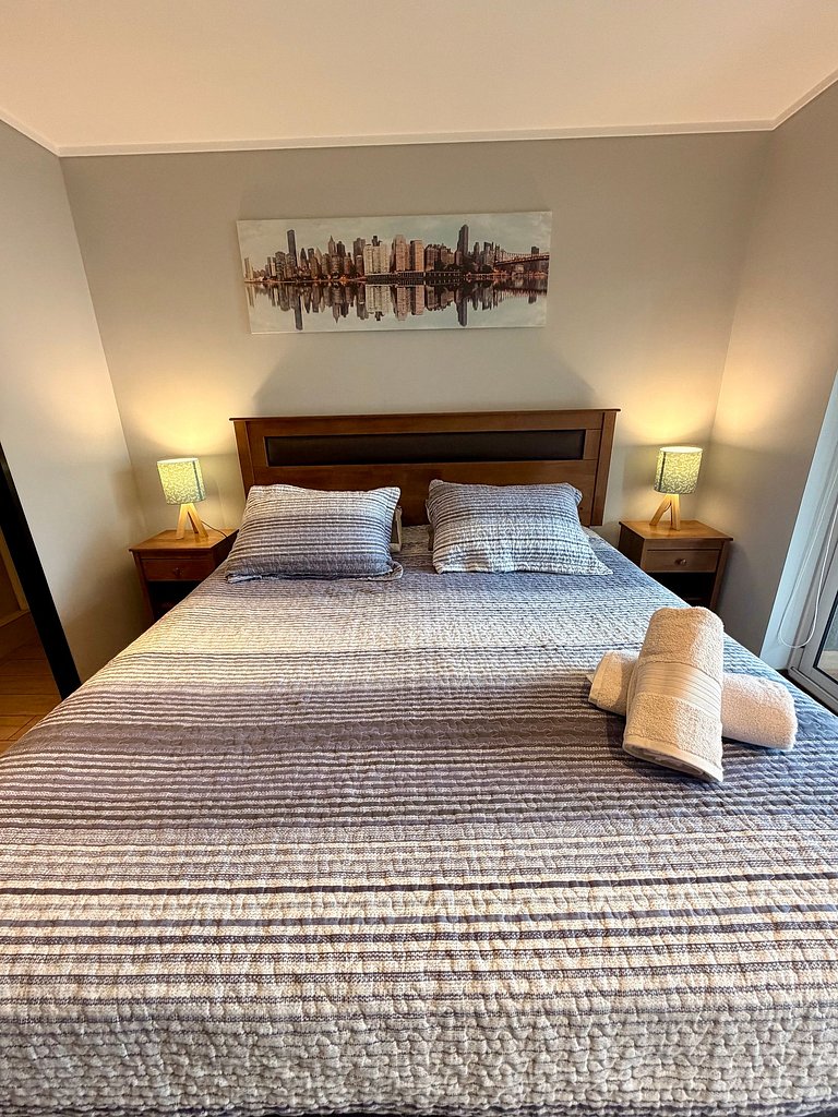 A pasos de Clinica: Parking + Cama King + Wifi