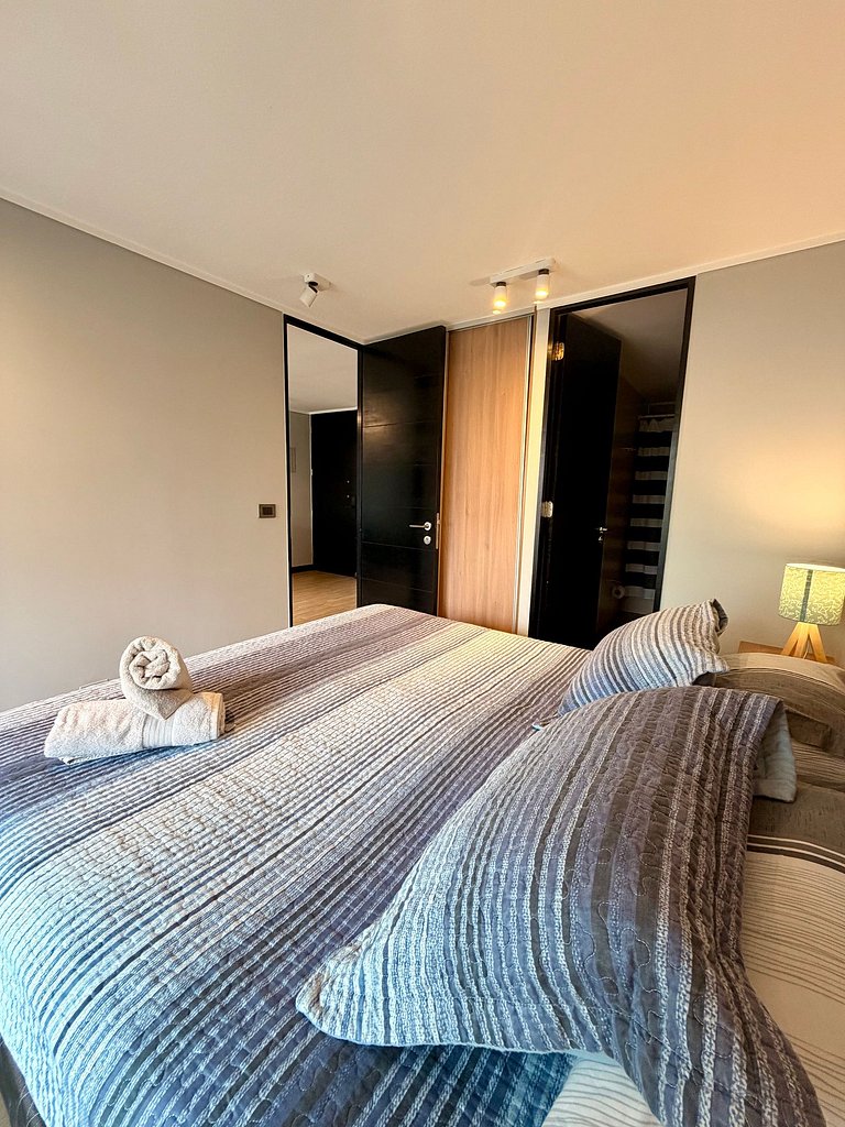 A pasos de Clinica: Parking + Cama King + Wifi