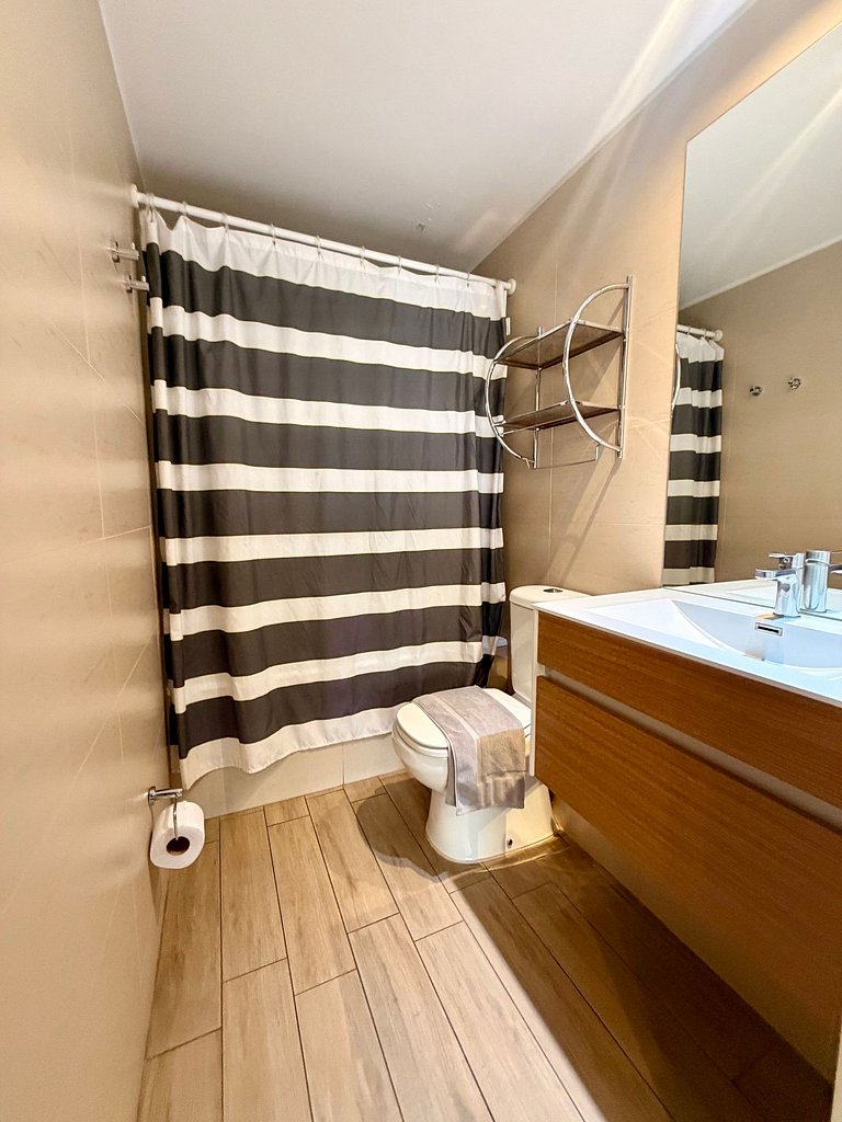 A pasos de Clinica: Parking + Cama King + Wifi